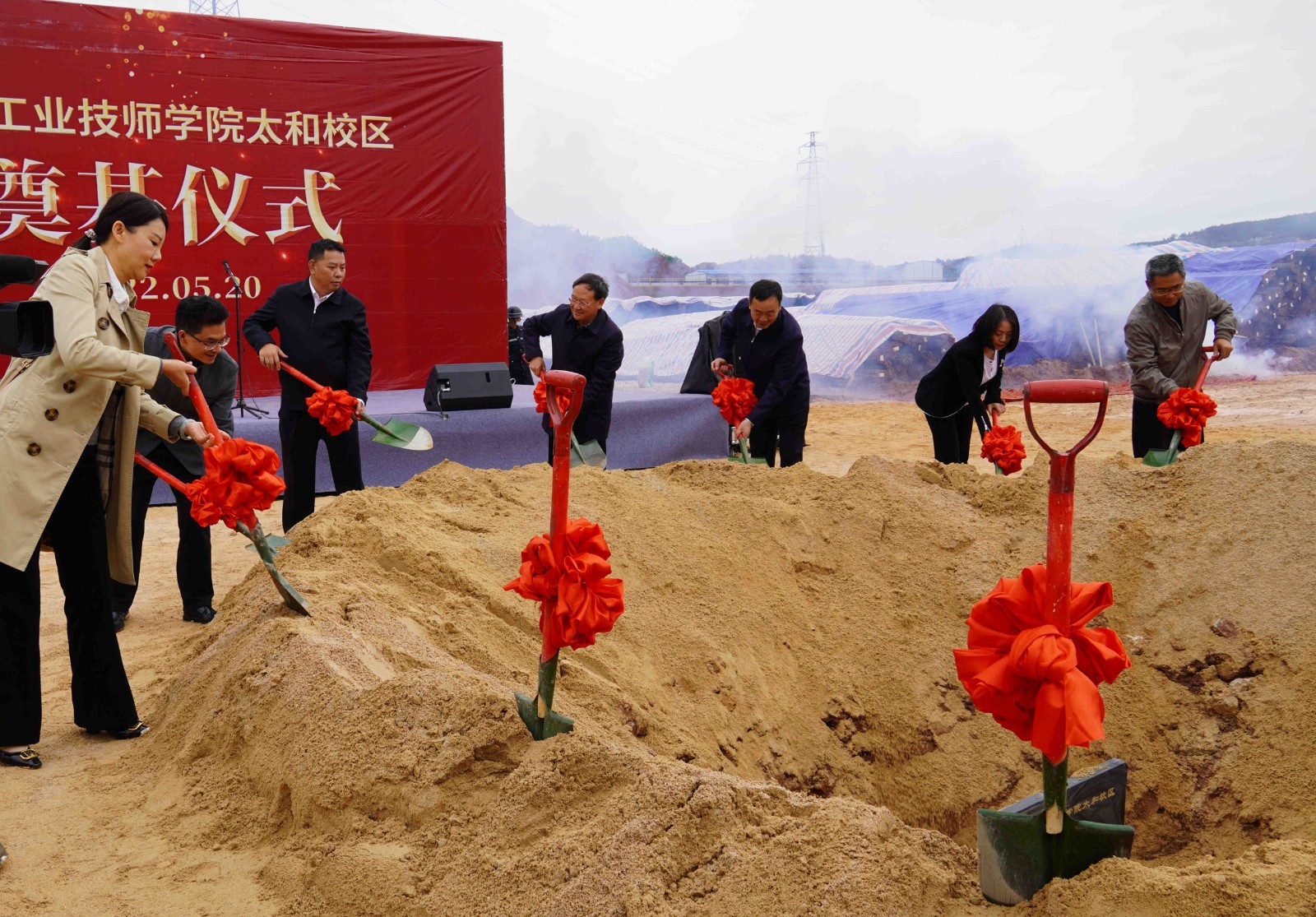 董事长参加奠基仪式18_副本.jpg